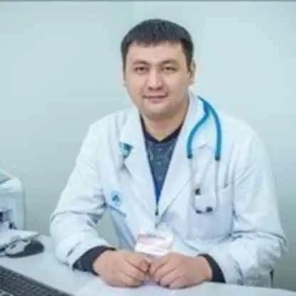 Фотосуретте аяқтар әдемі түрде таралған. Менің қызым алғаш рет аузына сиқырды алады.